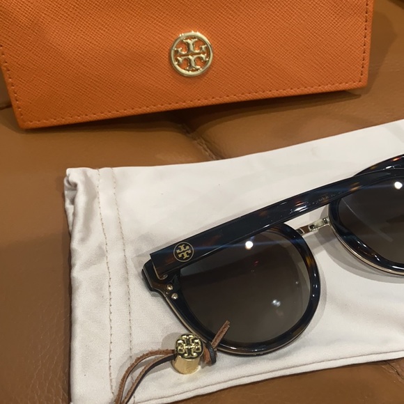 Tory Burch Round Sunglasses - Picture 5 of 6